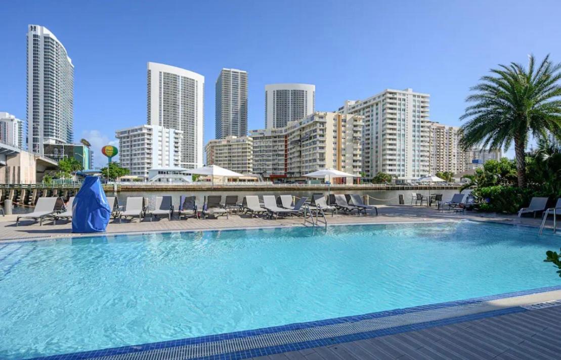 Stunning Penthouse Suite Waterfront 2Bd 2Ba Hallandale Beach Exterior foto